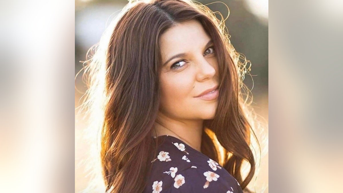 Эми Даггар Кинг сделала гламурное фото на свежем воздухе в преддверии выхода своей книги.