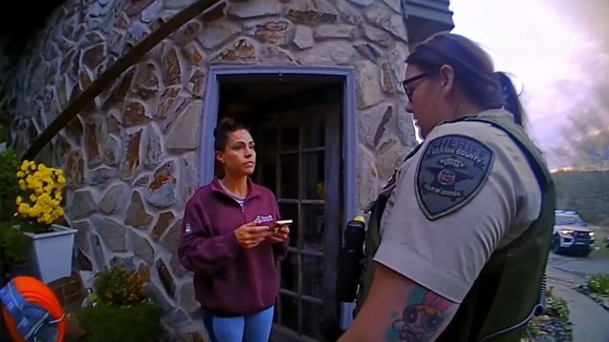 Маме из Джорджии предъявили обвинение после того, как сын ушел один менее чем на милю от дома Бриттани Паттерсон и заместитель