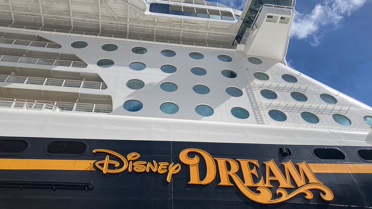 Крупный план логотипа "Disney Dream" на боку круизного лайнера