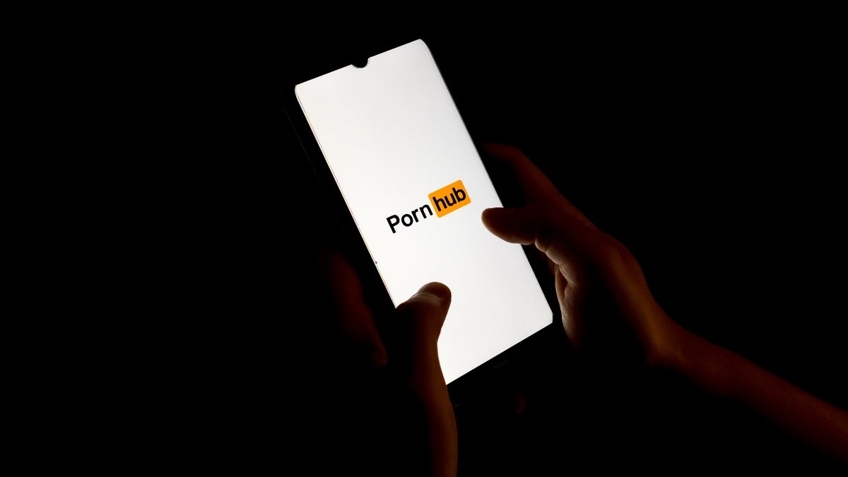 Логотип PornHub на смартфоне