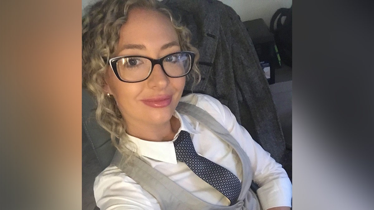 Учительница признает себя виновной в сексуальном насилии над 15-летней ученицей через несколько недель после родов: отчет Карли Рэй - учитель средней школы в Австралии.