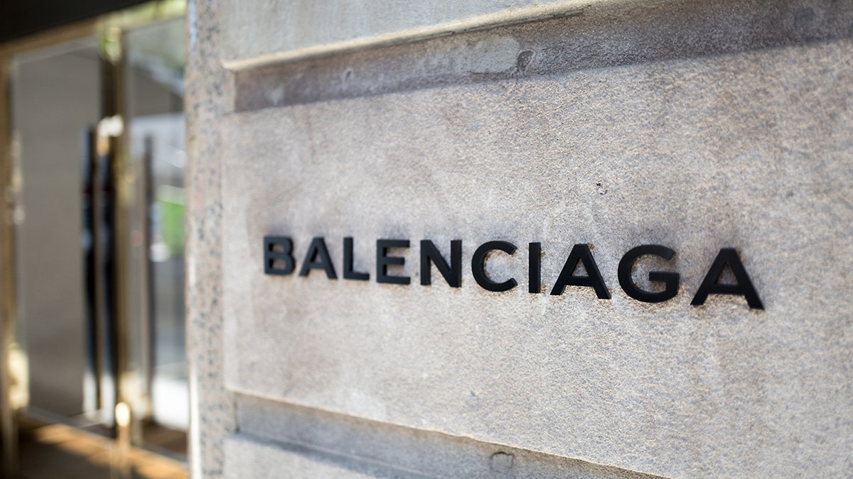 Надпись Balenciaga черными буквами на камне