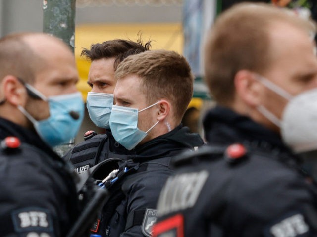 Полицейские из подразделения по борьбе с беспорядками (BFE), прибывшие на день из немецкой земли Н