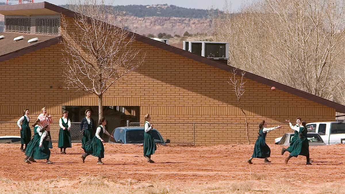 Несколько молодых членов FLDS играют в поле