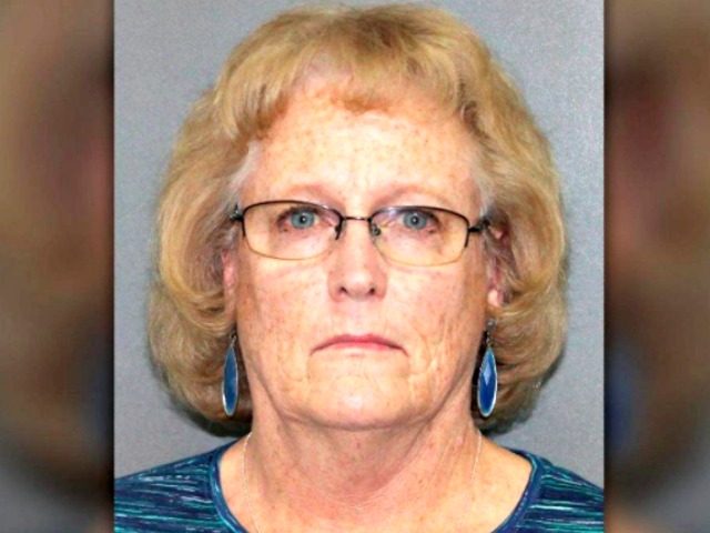 Учительница из Колорадо арестована за "жестокое обращение с детьми" за то, что заставила ребенка стоять во время исполнения клятвы верности Преподаватель Карен Смит