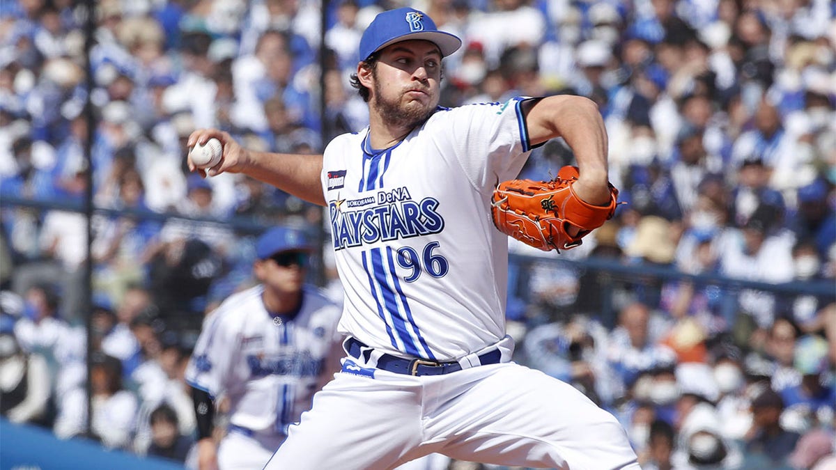 Тревор Бауэр подает за команду Yokohama DeNA Baystars