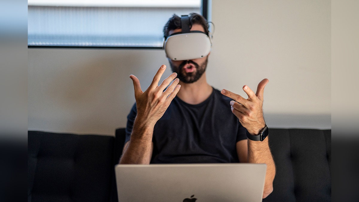 Взрослый мужчина использует Oculus Quest