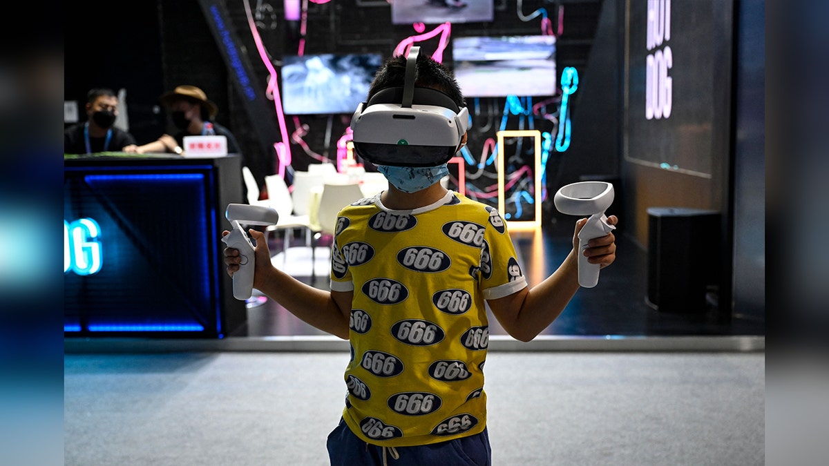Ребенок использует Oculus Quest