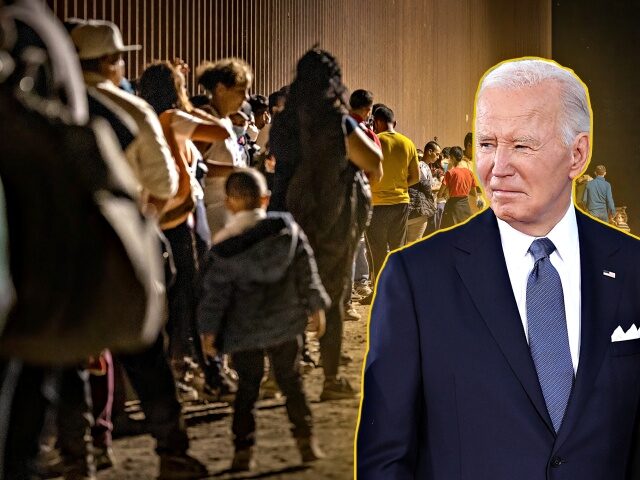 ЮМА, АРИЗОНА - 22 ИЮНЯ: Агент пограничного патруля США проверяет документы у иммигранта