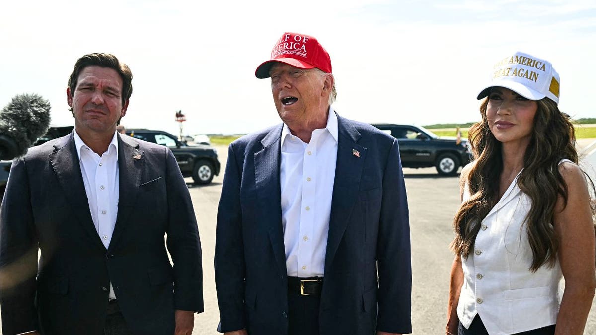Президент Дональд Трамп вместе с министром внутренней безопасности Кристи Ноэм и губернатором Флориды Роном ДеСантисом